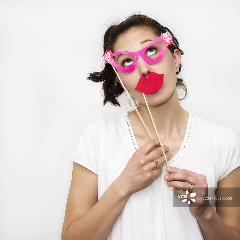 女人手持嘴唇和眼镜面具图片素材