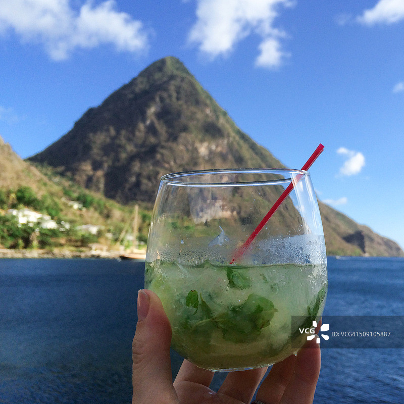 圣卢西亚鸡尾酒和山景图片素材