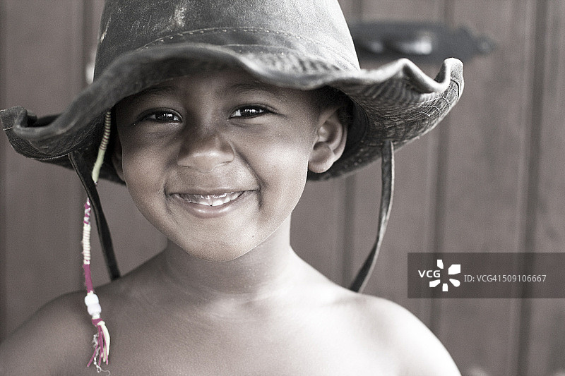 戴帽子的微笑女孩肖像图片素材