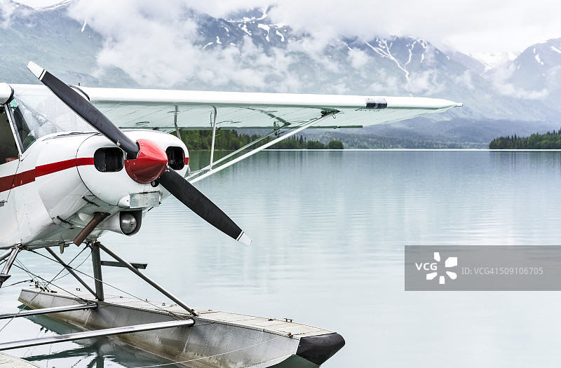 美国阿拉斯加州基奈半岛穆斯帕斯湖上停靠的水上飞机图片素材