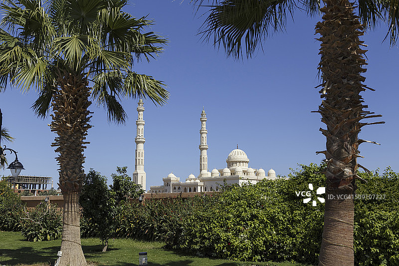 埃及洪加达新码头眺望艾尔米纳清真寺图片素材