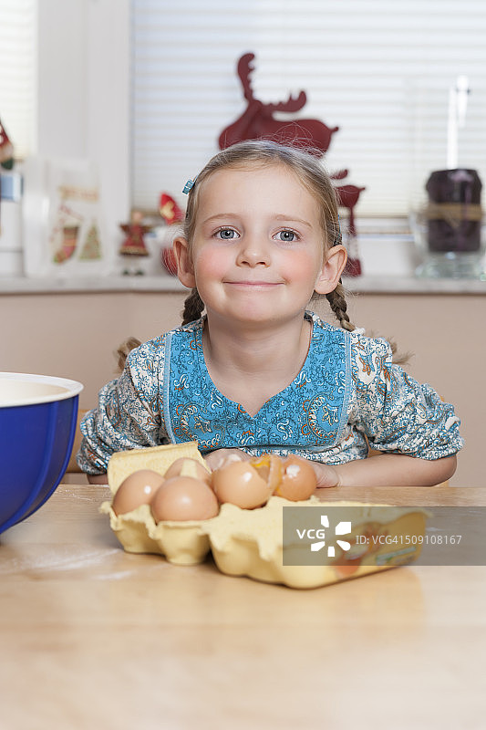 坐在厨房桌旁的小女孩肖像图片素材