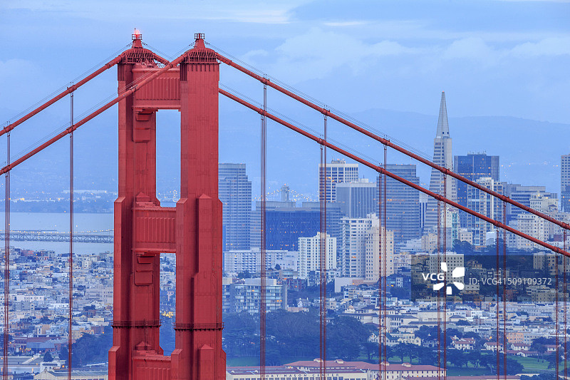 日出时分的金门大桥和旧金山天际线图片素材