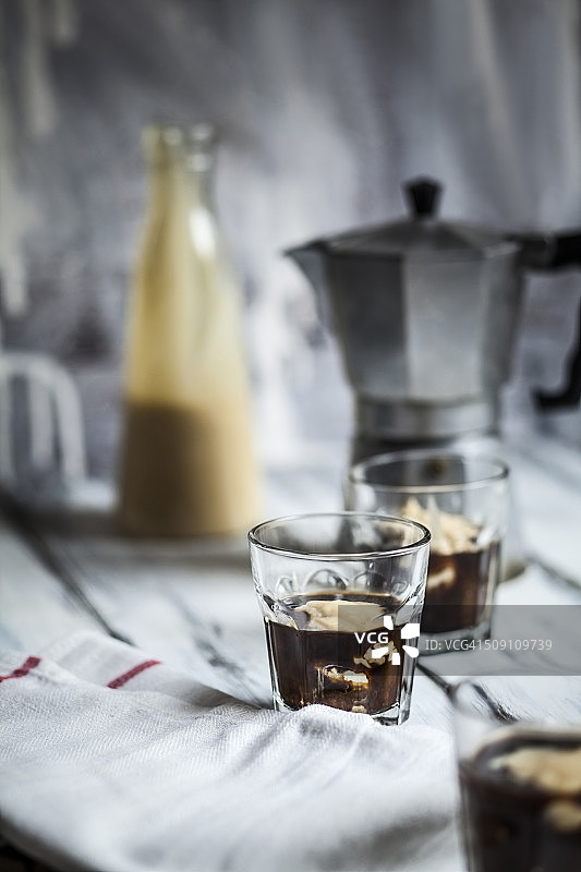 阿芙佳朵咖啡、萨芭雍酒瓶和浓缩咖啡罐图片素材