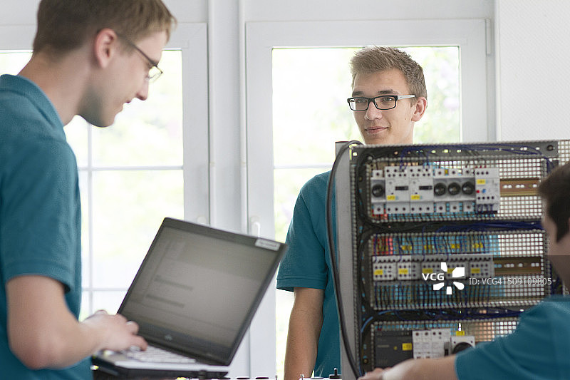 两名电子技术学徒在车间测试图片素材