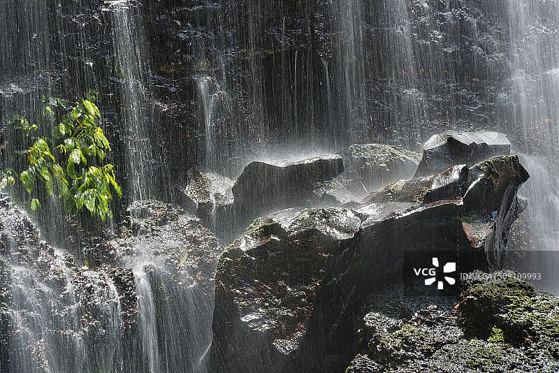 澳大利亚新南威尔士州多里戈国家公园的瀑布和岩石图片素材