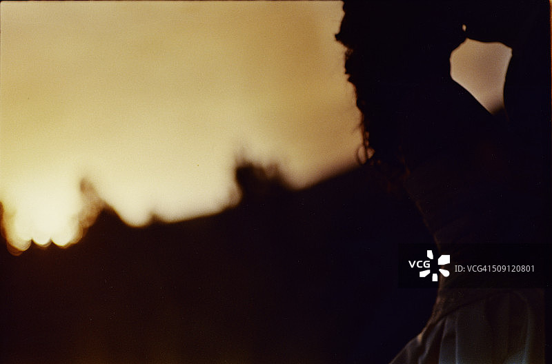情侣在日落时分的剪影中亲吻图片素材