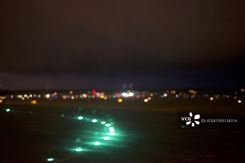 夜晚的抽象跑道灯光图片素材