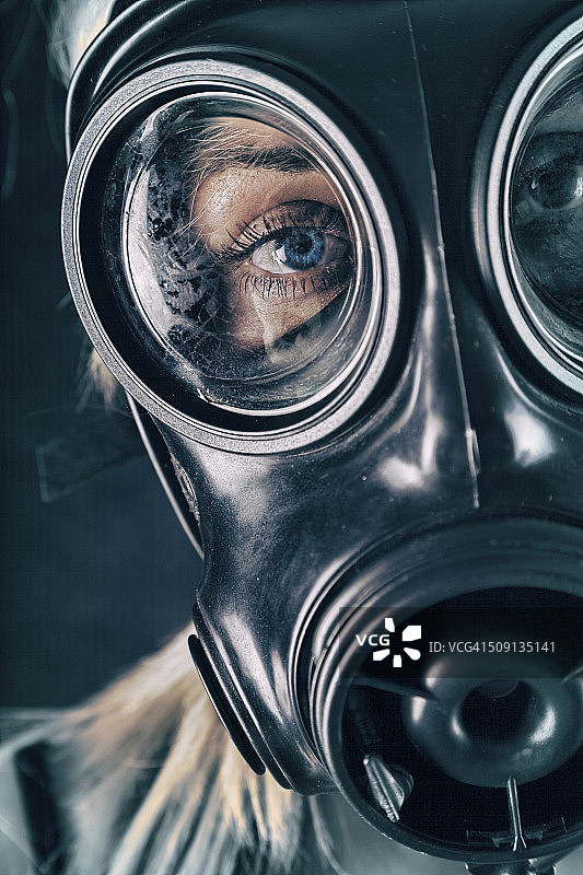 戴着防毒面具的蓝眼睛女孩图片素材