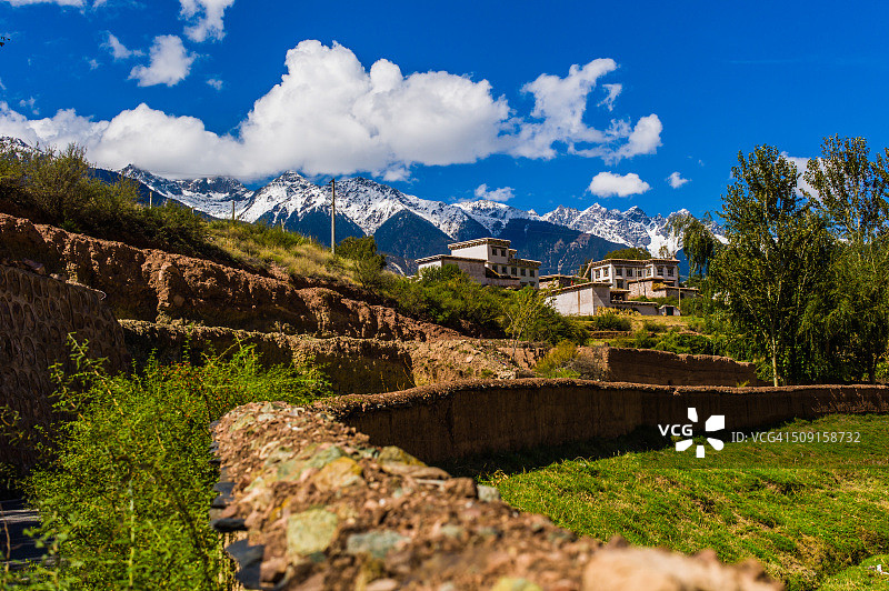 西藏芒康县的古老盐井图片素材