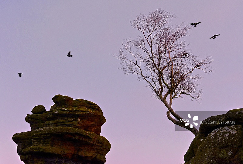 黎明时分的布里格姆岩石图片素材