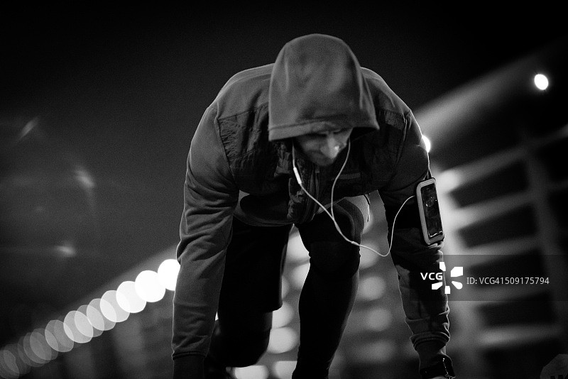 准备跑步的起跑姿势年轻男子图片素材