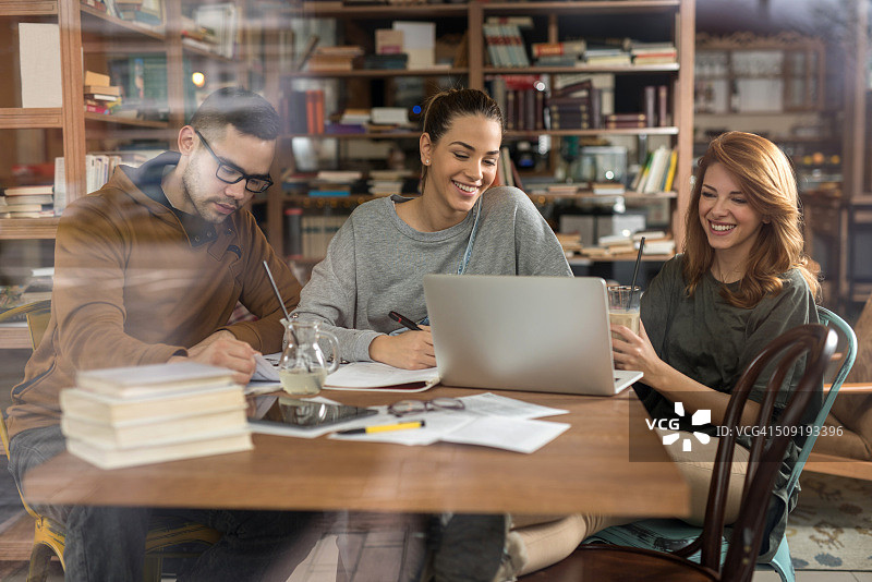 朋友们在图书馆备考图片素材