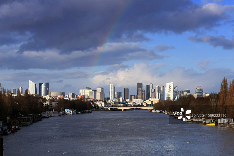 雨后彩虹下的拉德芳斯商业金融区图片素材