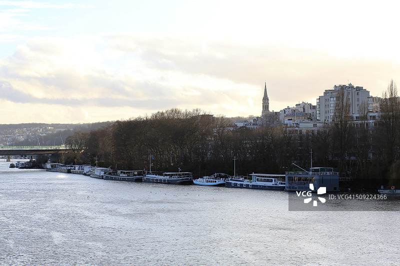圣克卢城市与教堂及塞纳河风光图片素材