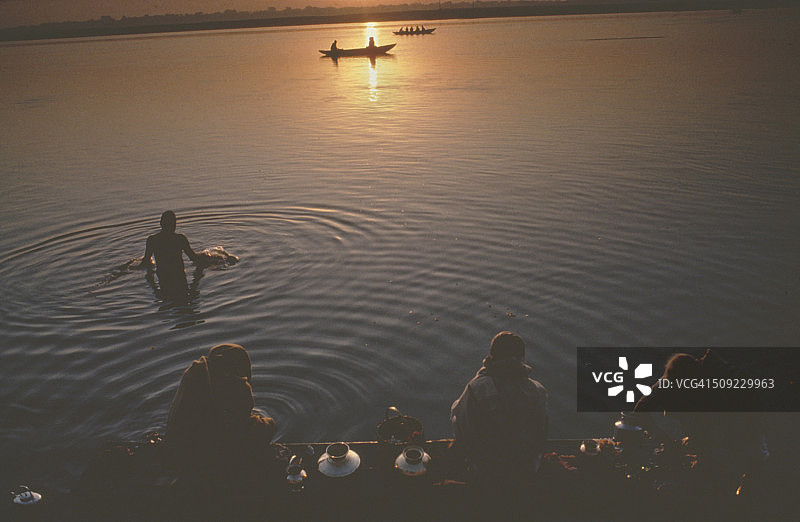 瓦拉纳西日出与早晨的朝拜者图片素材