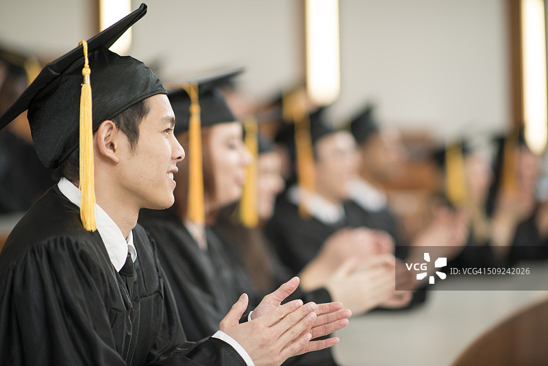 毕业典礼上鼓掌的毕业生图片素材