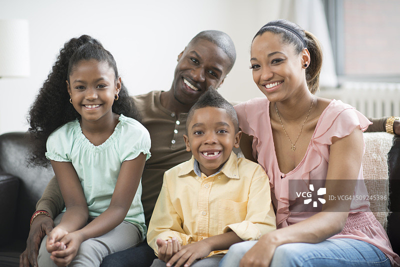 一起坐在沙发上图片素材