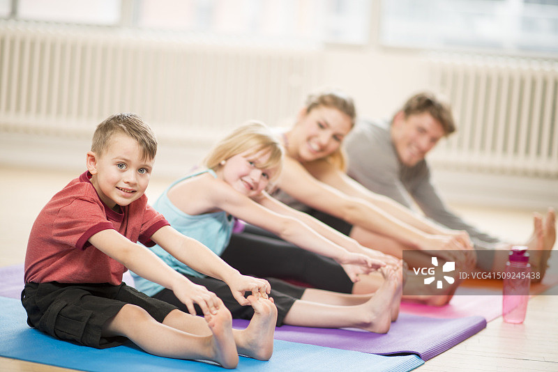 家庭一起伸展运动图片素材