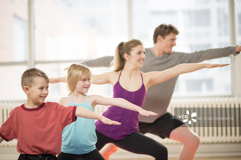 一起做瑜伽图片素材