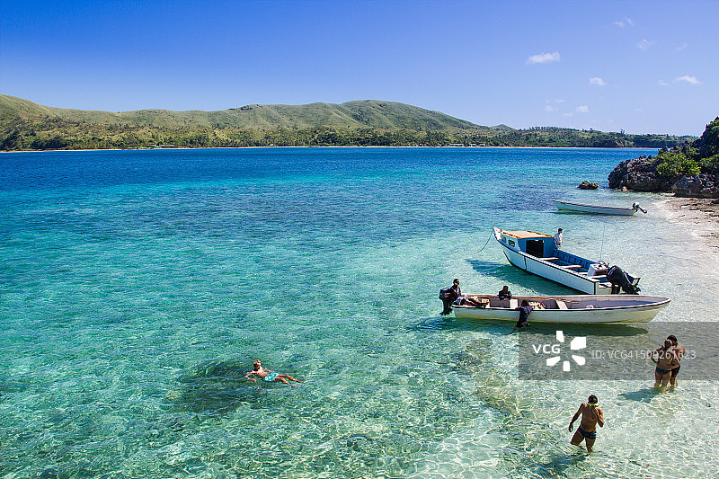 一艘载着乘客前往萨瓦伊劳洞穴的船图片素材