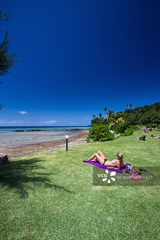 在塔韦瓦岛上享受日光浴图片素材