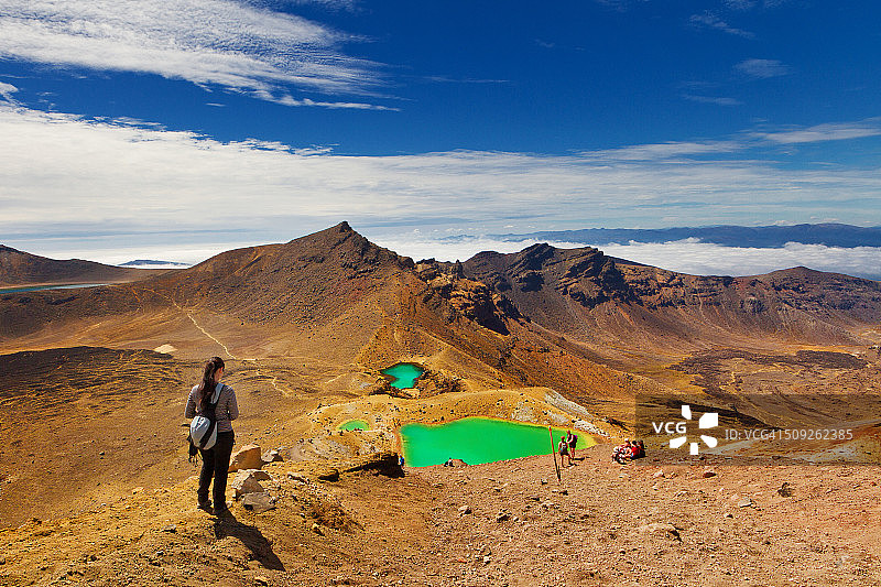 徒步者穿越汤加里罗高山图片素材