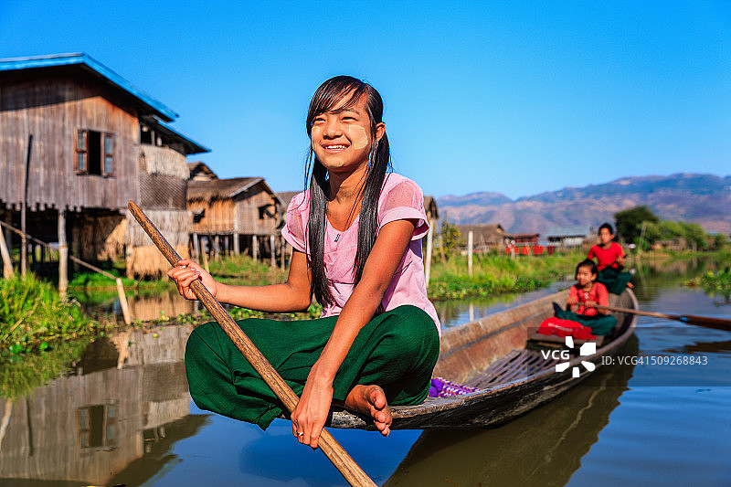 缅甸儿童在茵莱湖上划船图片素材
