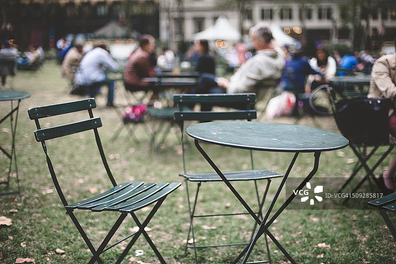 布莱恩特公园的空桌子图片素材