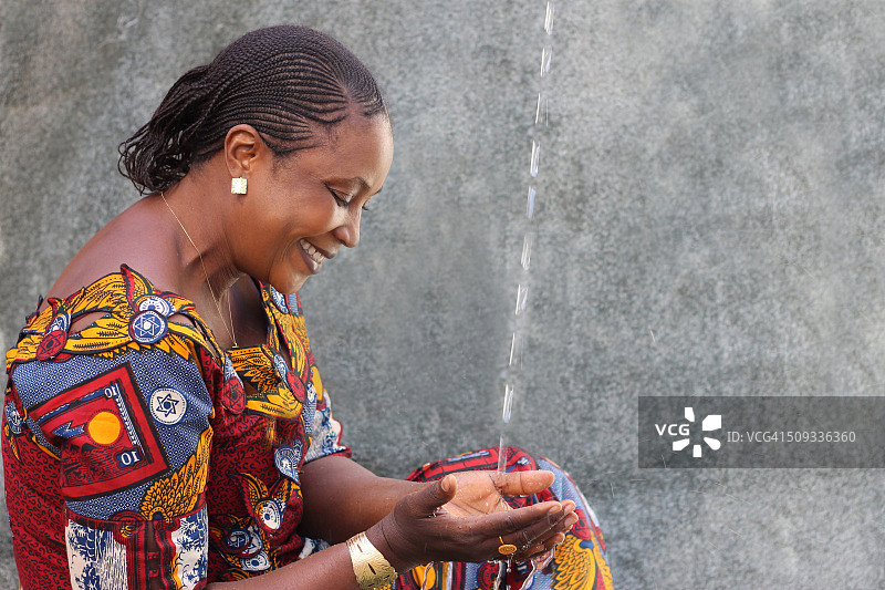 带有水滴的女人图片素材