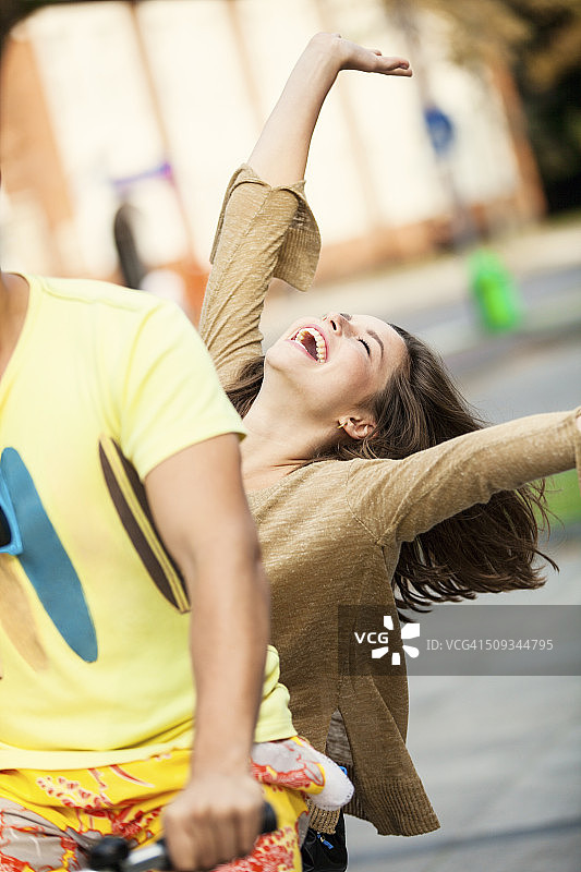 骑自行车的疯狂女孩图片素材
