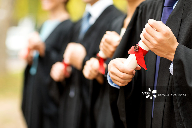 大学生拿着文凭的特写图片素材