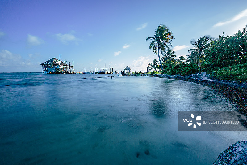 安伯格里斯岛圣佩德罗海上的热带小屋图片素材