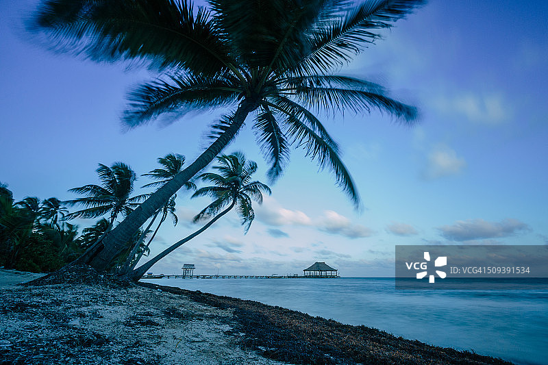 安伯格里斯岛圣佩德罗海上的热带小屋图片素材