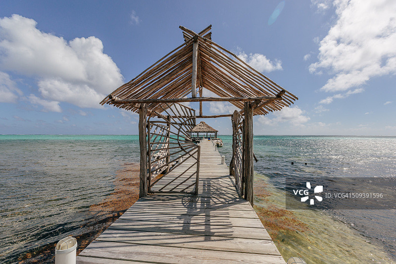 热带地区阳光明媚的一天，海上的船码头图片素材