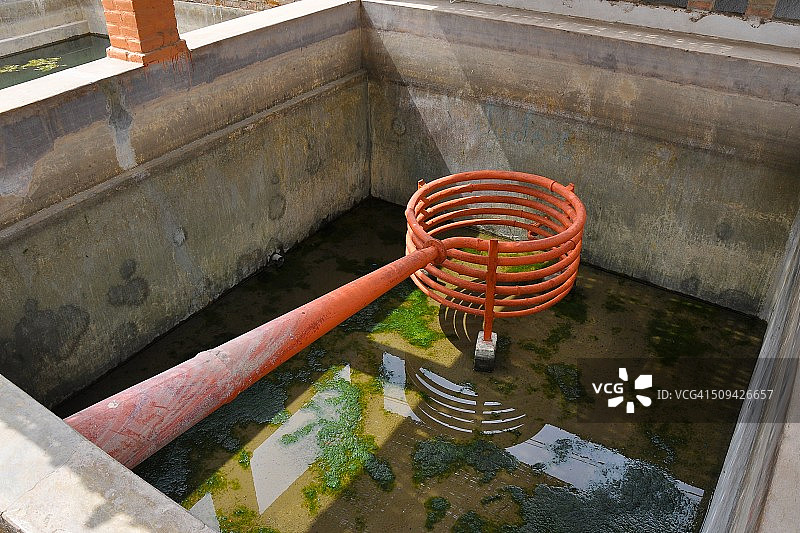蒸馏螺旋管和冷却池图片素材