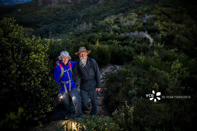 老年夫妇在澳大利亚内陆徒步旅行图片素材