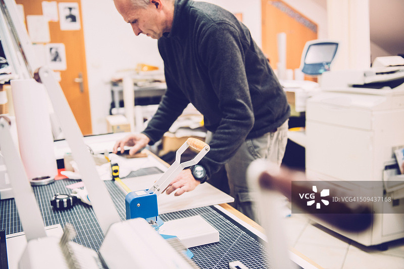 在印刷厂工作的男人图片素材