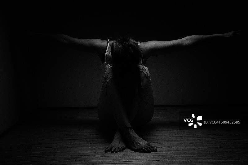 低调光线下的瑜伽姿势图片素材