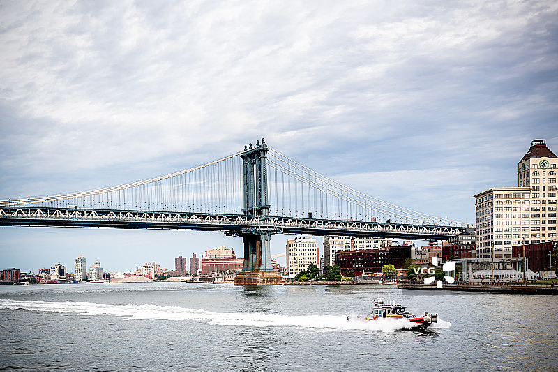 曼哈顿大桥与纽约市消防局消防船图片素材