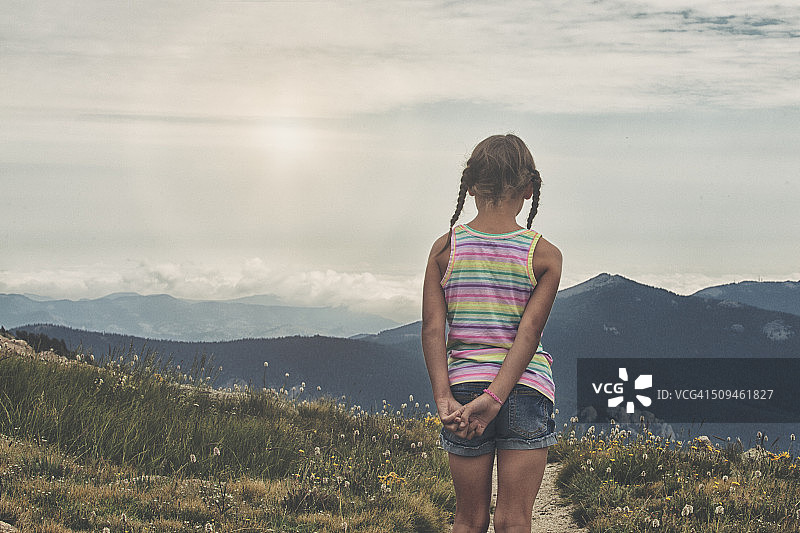 在埃文斯山顶欣赏风景的女孩图片素材