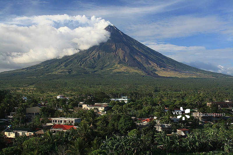 从黎牙实比看到的马荣火山图片素材