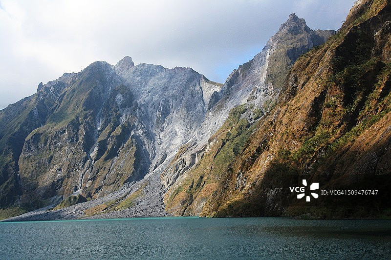 皮纳图博火山的火山口壁图片素材