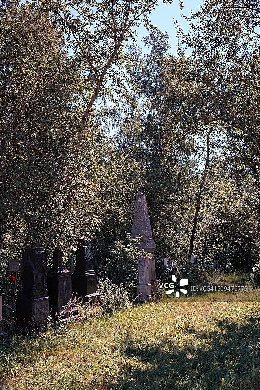 坟墓上的旧墓碑图片素材