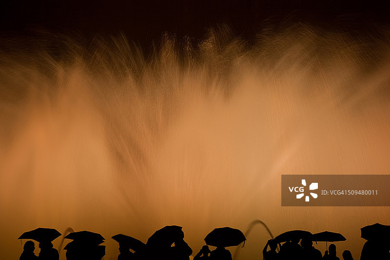 蒙特惠奇山的魔法喷泉与人群图片素材