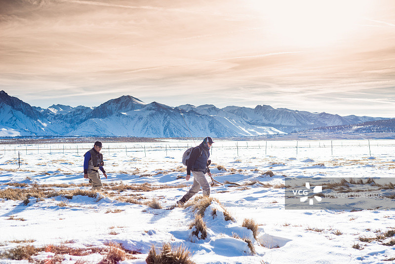 冬日雪地飞钓者图片素材