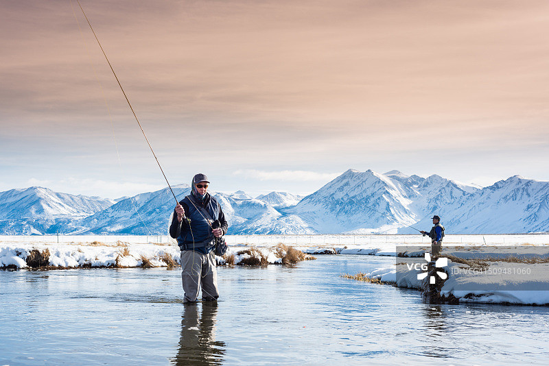 冬季河中的两位飞蝇钓渔夫图片素材