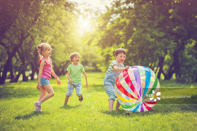 小女孩和男孩玩球图片素材