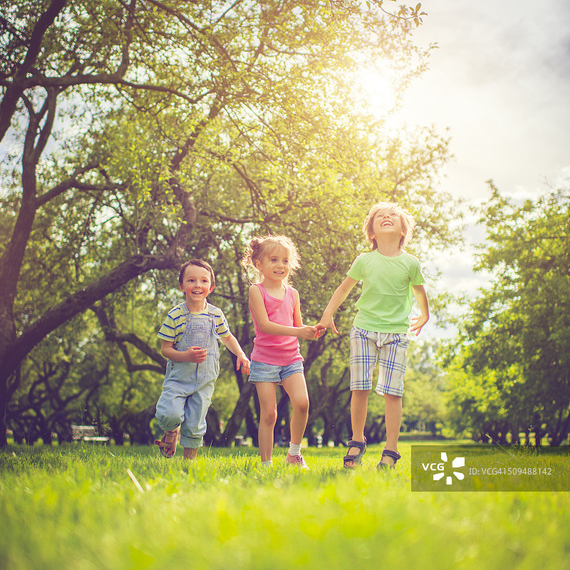 三个快乐的夏日儿童图片素材
