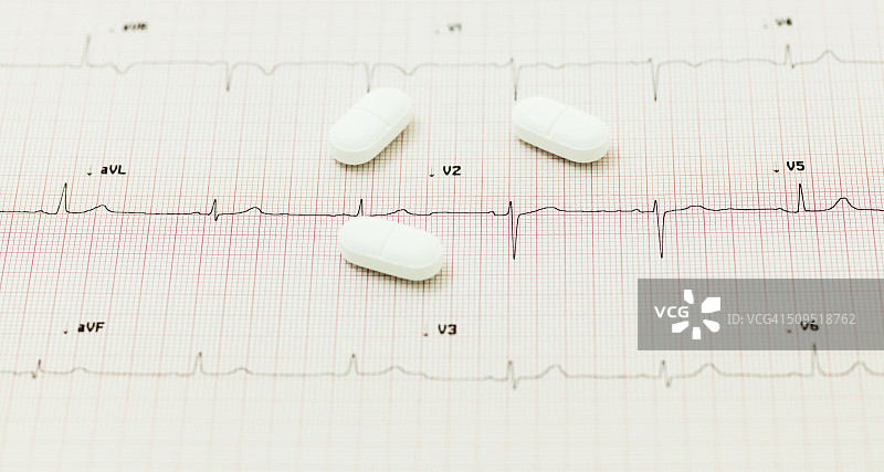 心电图、心脏药丸和选择性焦点图片素材